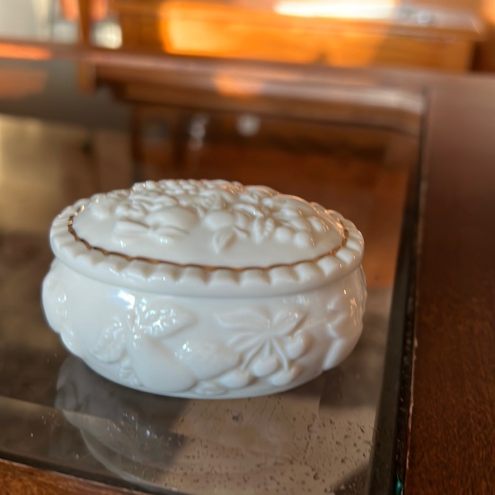 𝅺LENOX porcelain oval trinket box